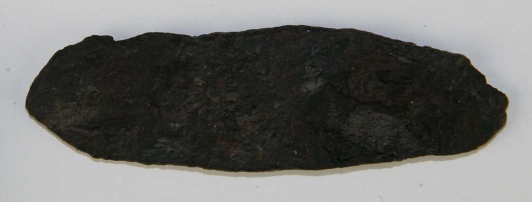 Metal - Jern: 2 fragmenter. Længde: ca 5 cm.