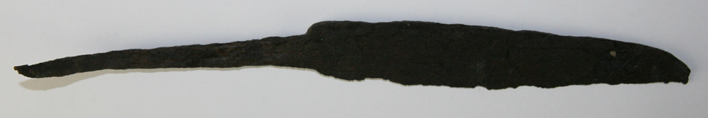 1 knivsblad, fuldt bevaret, med angel.  Længde: 20,00., bladlængde 11,7 cm., st. bredde: 2,3 cm. 