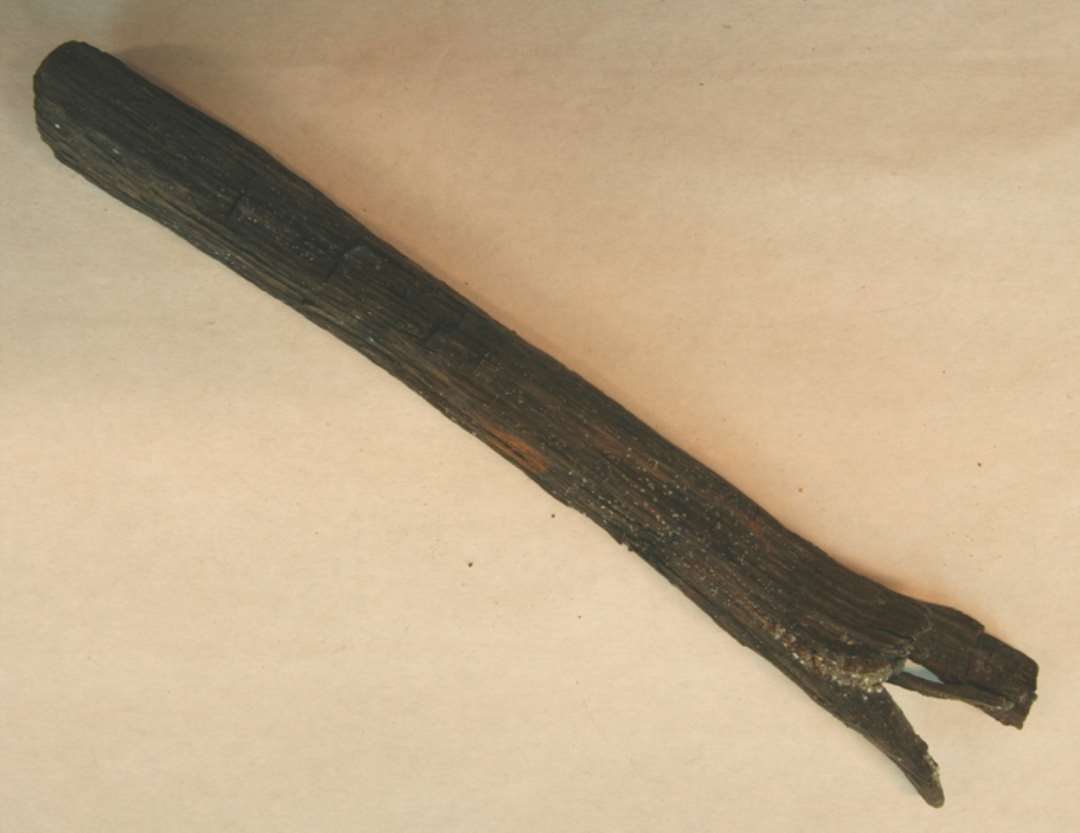 Træ: 1 træpind, 24 cm lang, utildannet, afbrækket i den ene ende.