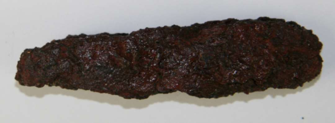1 fragment af knivsblad af jern. Længde: 7 cm.