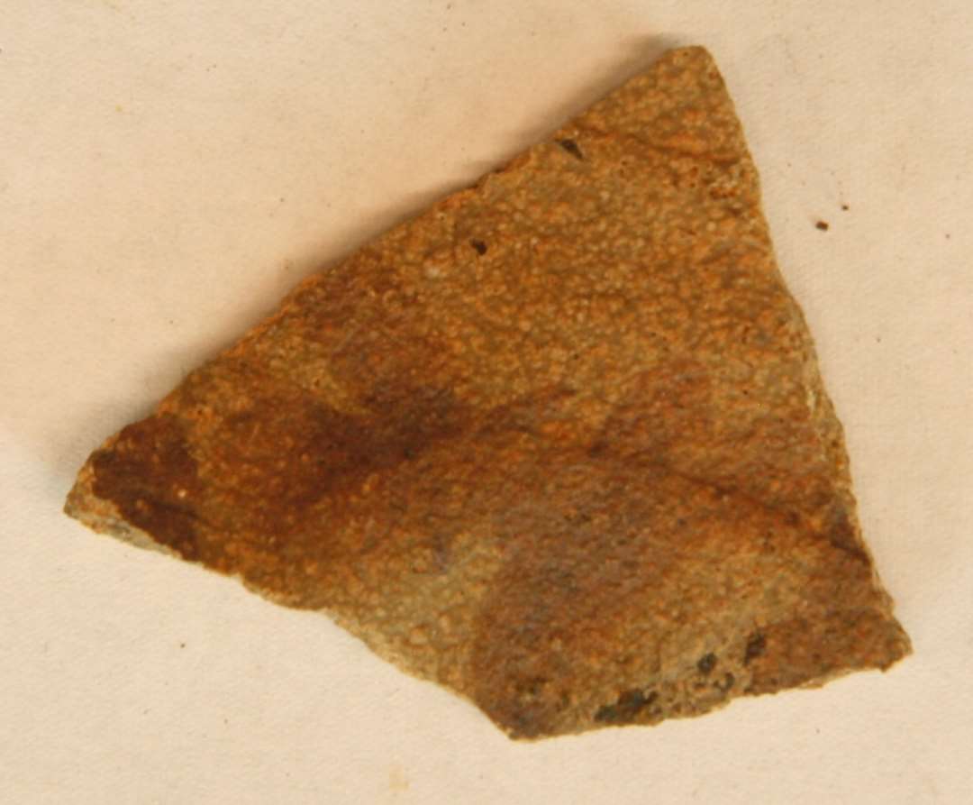 1 sideskår af brunrødt Pingsdorf med brunrød bemaling, noget hårdtbrændt, D1.