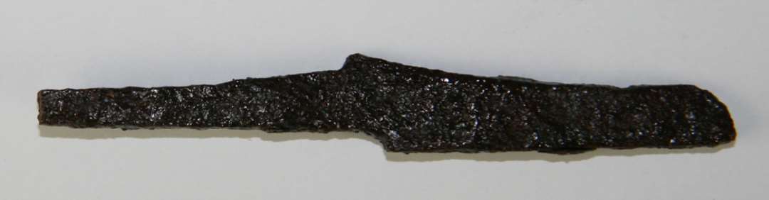 Fragment af jernkniv. Længde: 8,4 cm.