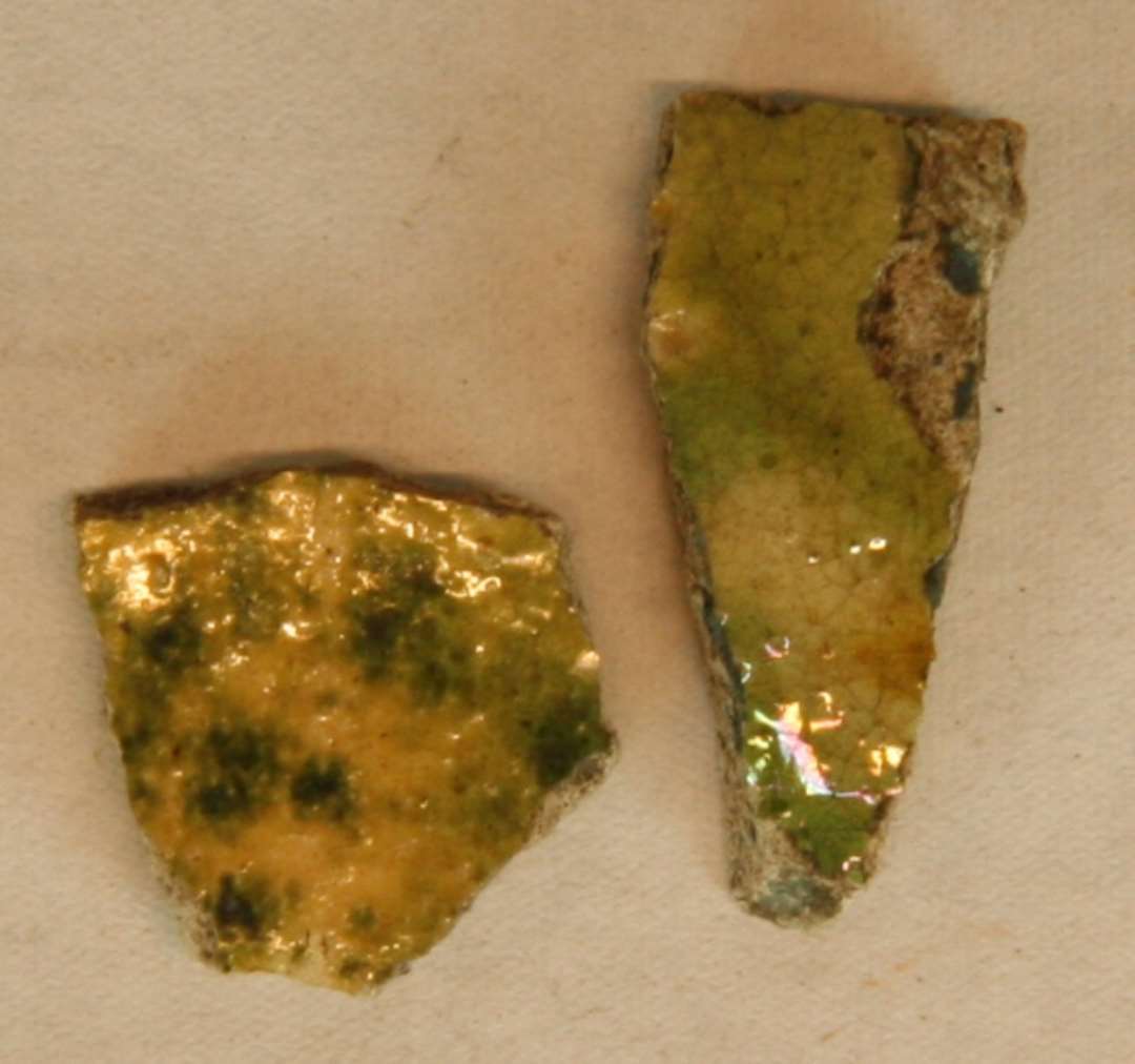 2 sideskår af pibelersgods med grøn blyglasur, C2.