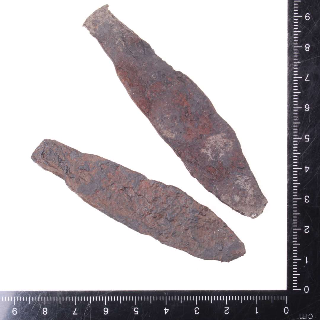 2 fragmenter af kniv7,5 og 8,3 cm.blade af jern. Længde: 