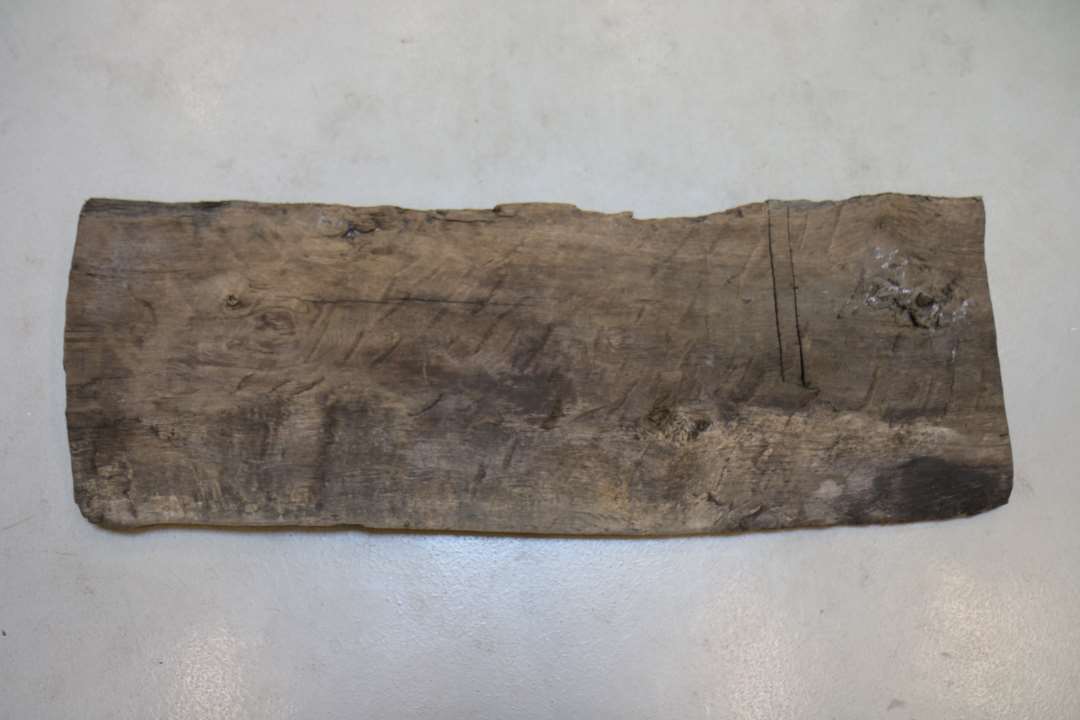 Træplanke. Ca. 1,0x0,6 m stor egeplade anvendt som side i brøndkassen. Dendrodatering: ca. 1229.