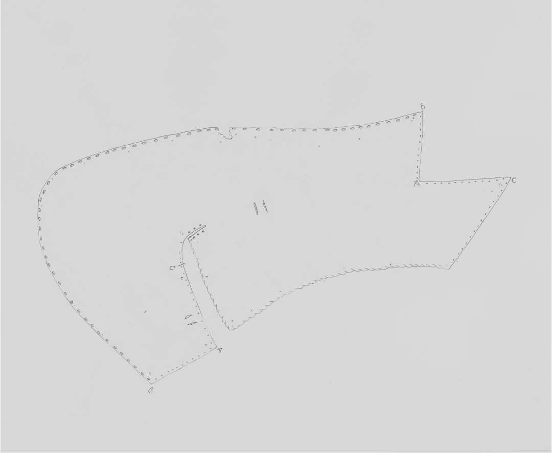 1 fragmenteret overlæder til barnehalvstøvle, antagelig højre fod. Støvlen har haft ret bred snude med svag tilspidsning, sammensyningen er foretaget i venstre side med skråsnit og med skrå kile forneden, der mangler ligesom skaftsidens forreste del. Støvlen har i højre side en vandret, sammensyet indskæring på overgang mellem skaft og vrist. Lukningen er foregået med en rem trukket gennem dobbeltslidser, hvoraf een ses ved hver side udfor ankelpartiet. Sømhuller findes langs alle rande, ved skaftets overkant ses svage syspor efter nu manglende kantbånd. Sålkanten i højre side er noget fragmenteret. Længde: ca. 26 cm.