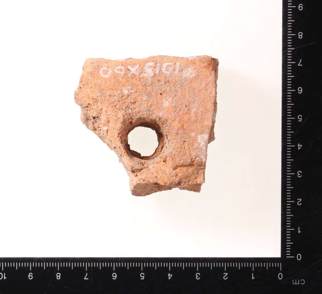 Fragment af tagpande/bæverhale med hul