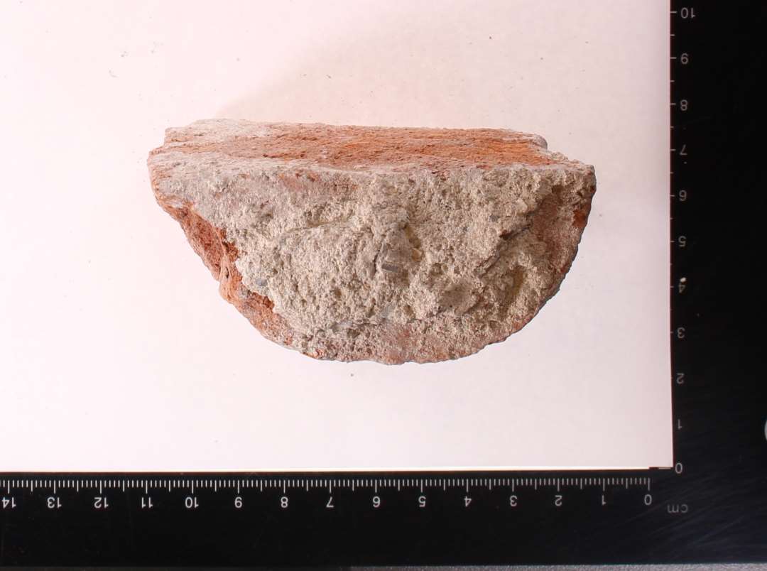 Profilsten, fragment. 3,5x7,5 cm.