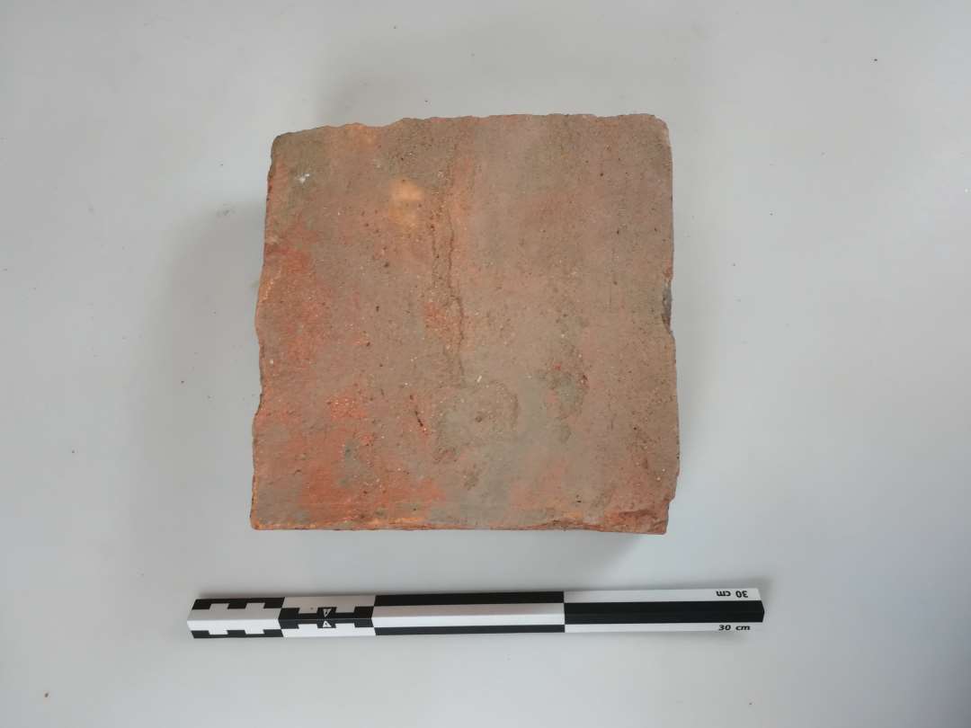 Kvadratisk gulvlise, uglaseret. 20x20 cm., tykkelse: 7 cm.