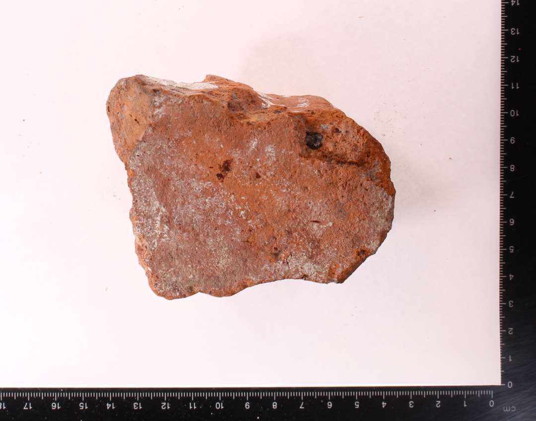 Vinduesprofilsten, fragment. 7x7,5 cm.