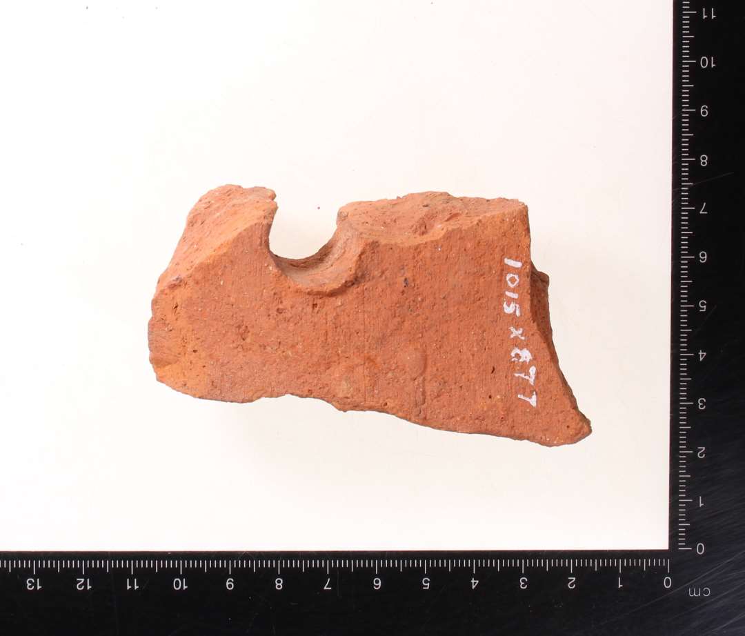 Fragment af tagpande/bæverhale. Med hul
