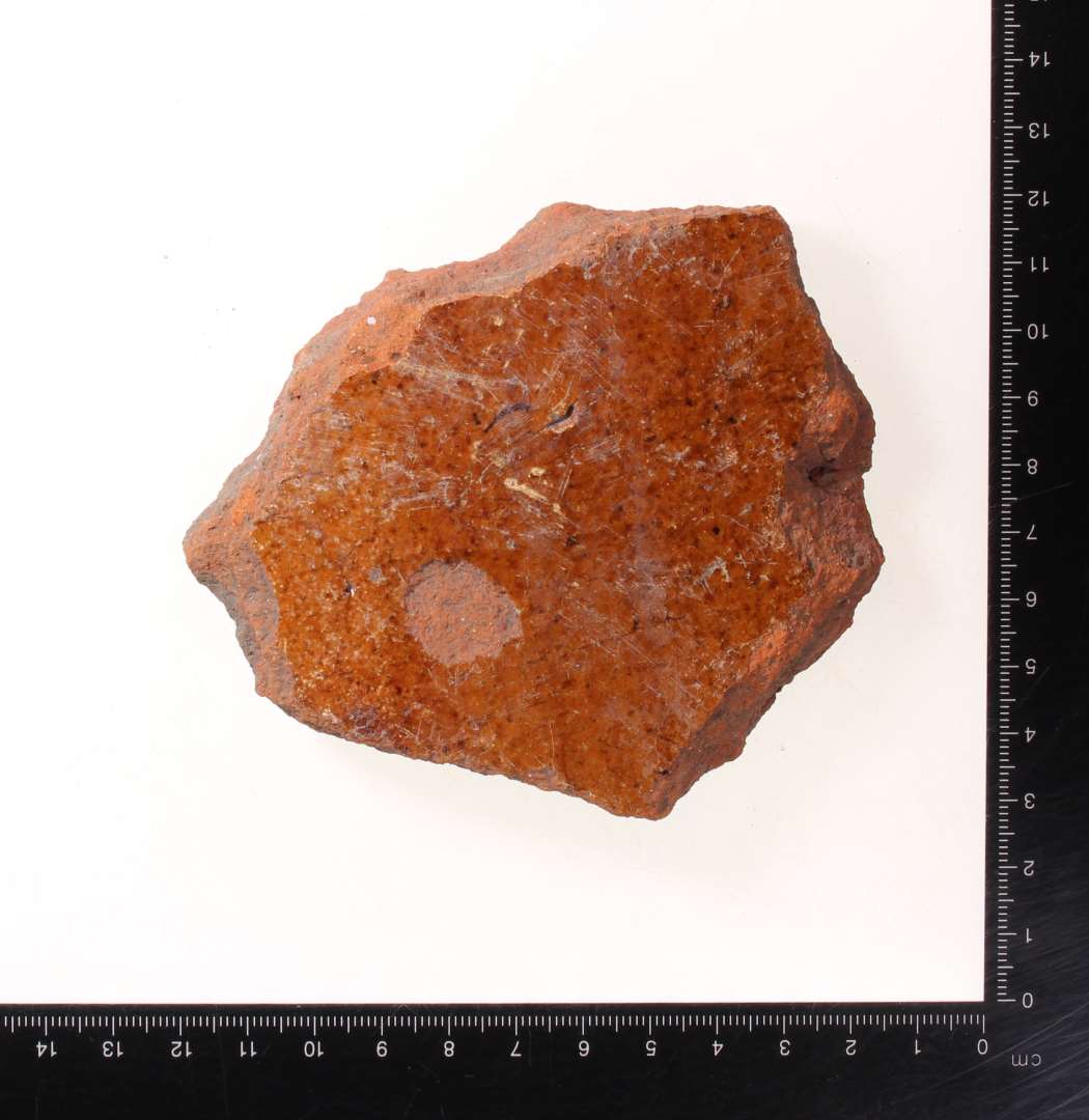 Fragment af glaseret tagpande/bæverhale. Tykkelse: 1,3 cm.