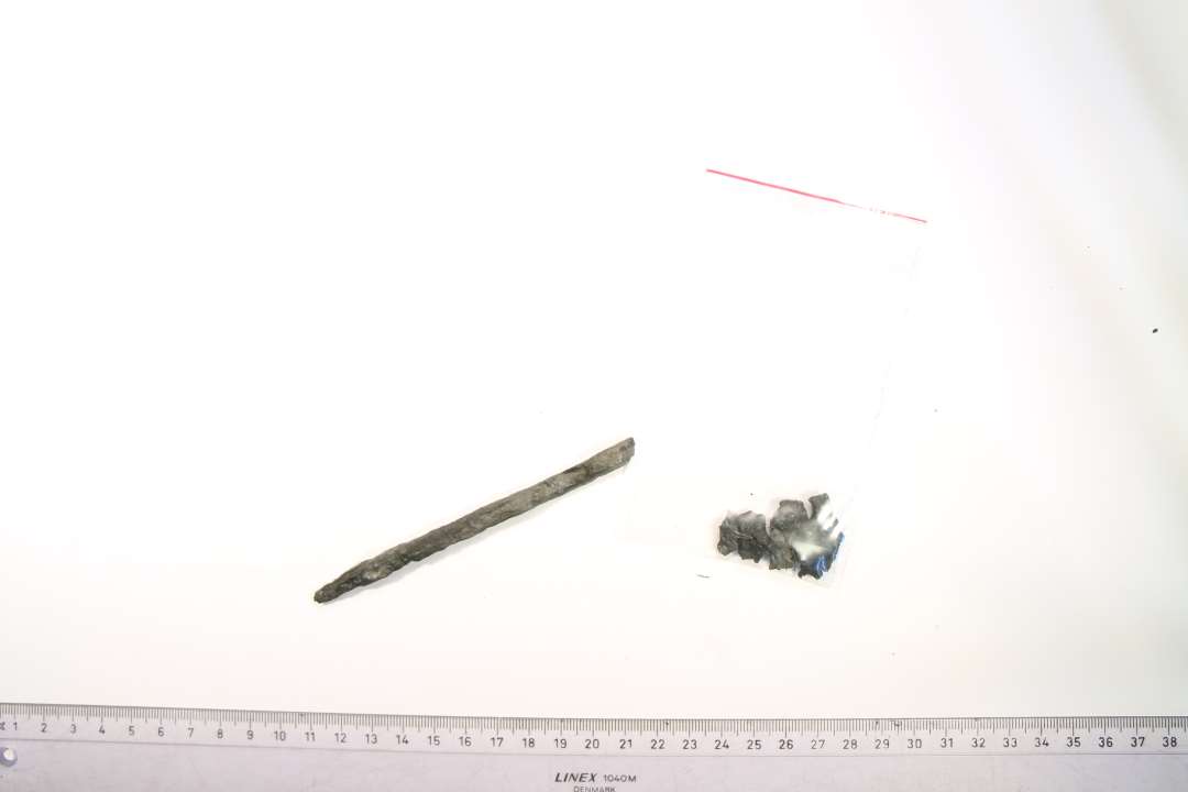 Fragment af skaft til kødgaffel. Længde: 12 cm.