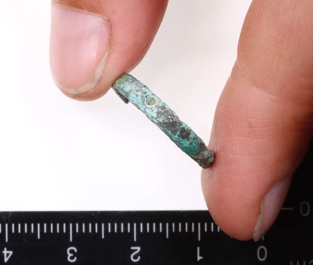Fragmenteret fingerring? Indre diameter: ca 16 mm