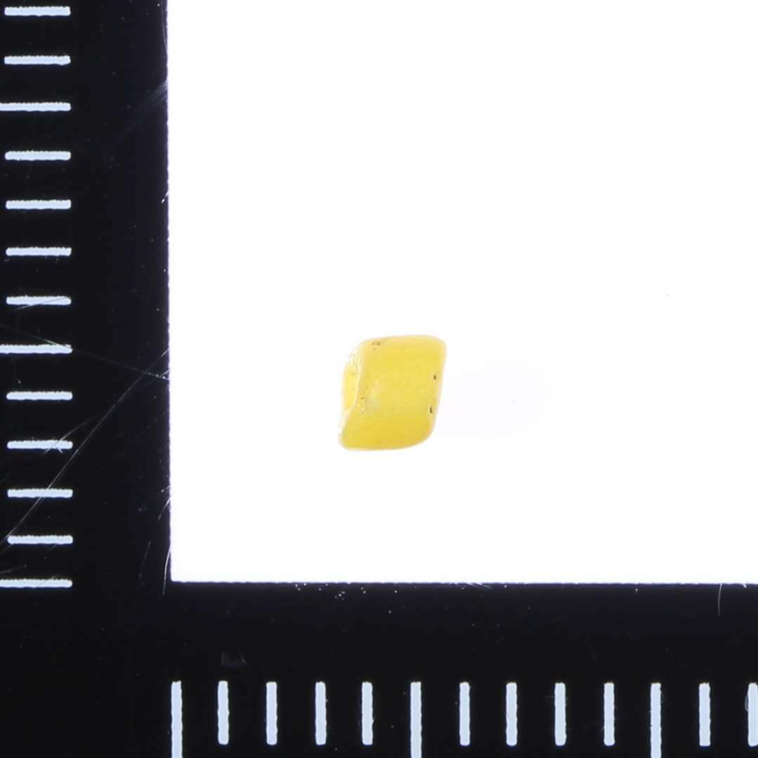 Hel, Ugennemsigtig, Gul. 
Ekstrem lille perle: 2,25mm i diameter, længde: 1,9mm.