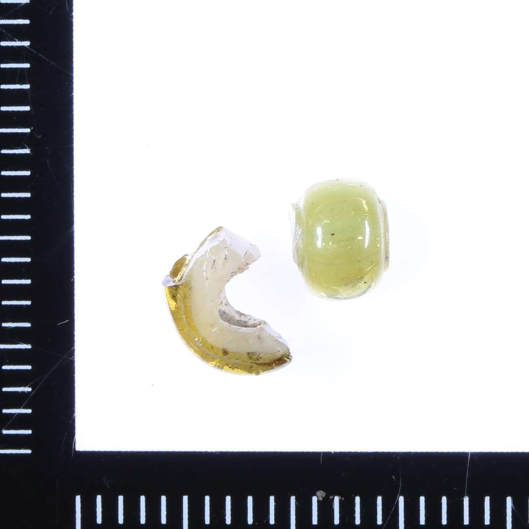 Fragment, Halv-gennemsigtig hvidlig kerne med ravfarvet dækglas, 1 segment.
