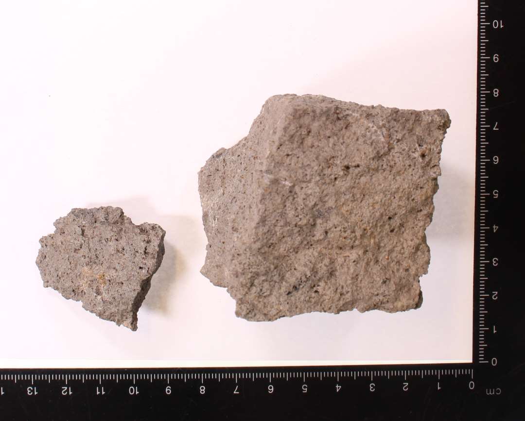 Fragmenter af kværnsten af basalt