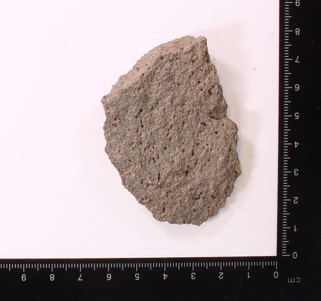 Fragment af kværnsten af basalt
