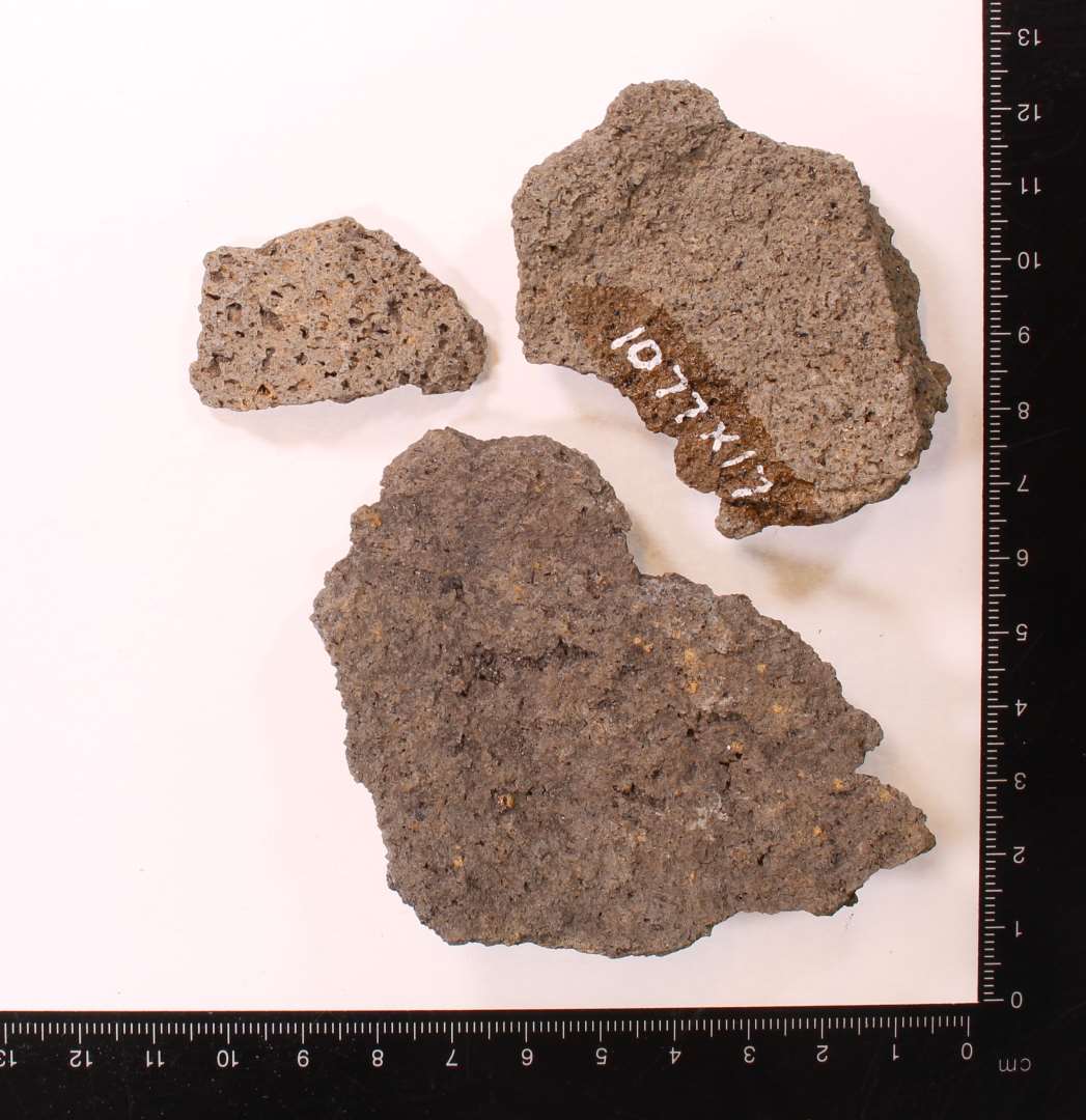 Fragmenter af kværnsten af basalt