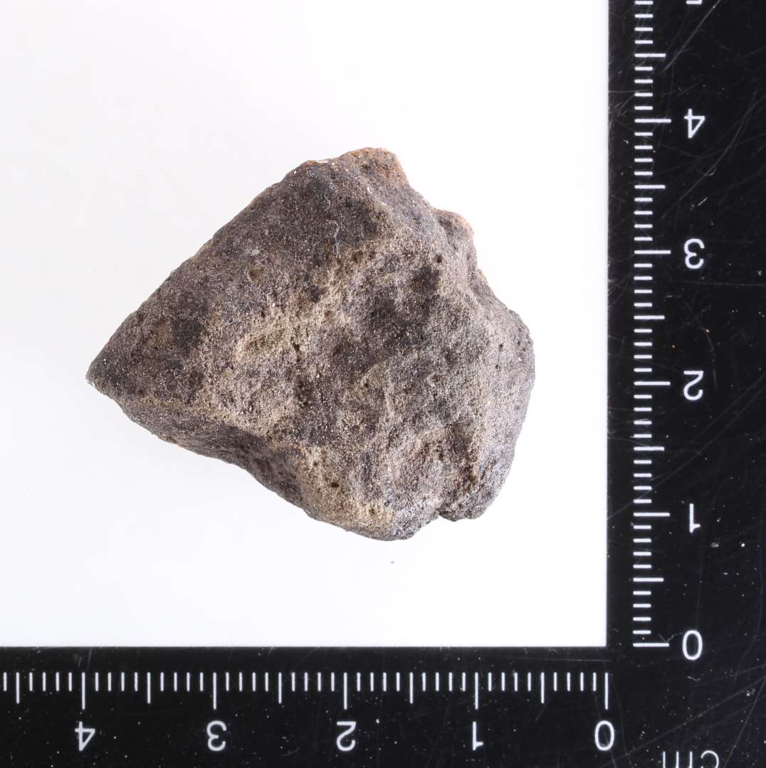 Fragment af støbeform. Aftryk af skålformet spænde, P12. Grå
