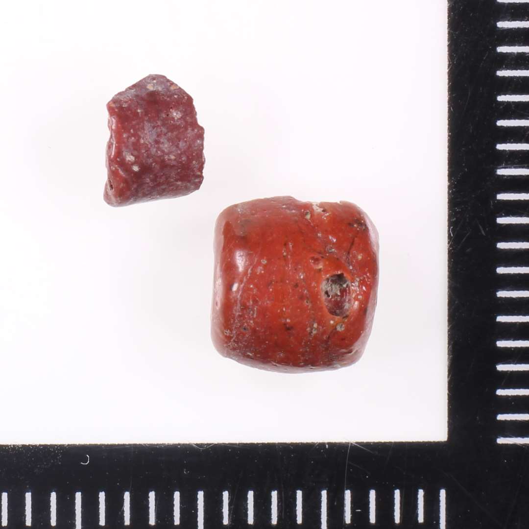 Fragment af cylindrisk ugennemsigtig rød