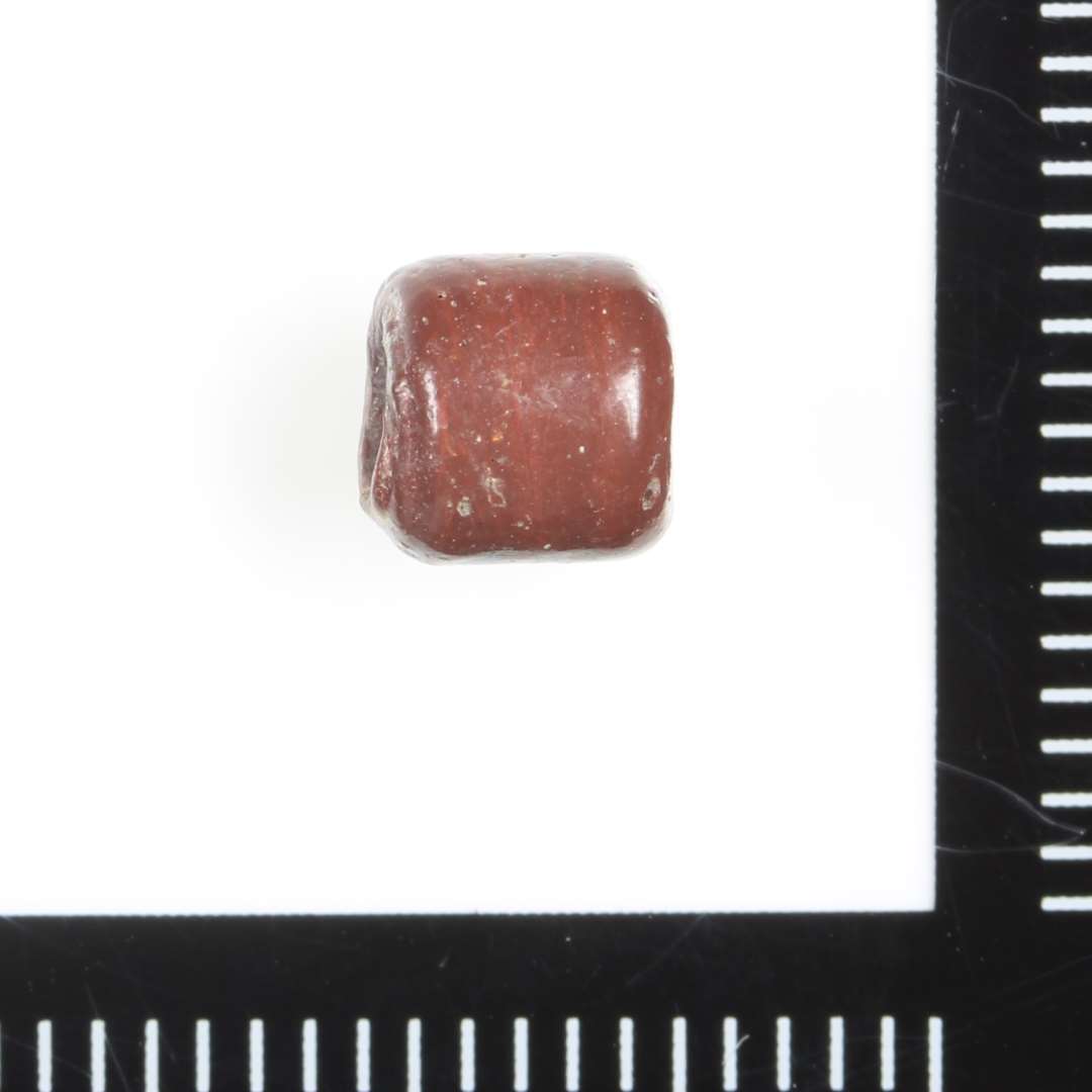 Cylindrisk, Hel, Ugennemsigtig, Brun. Røde strejf i glasmassen.

Alle x017 er fundet samlet i resterne af en formodet pung. Foto af alle samlet, kun på denne post.