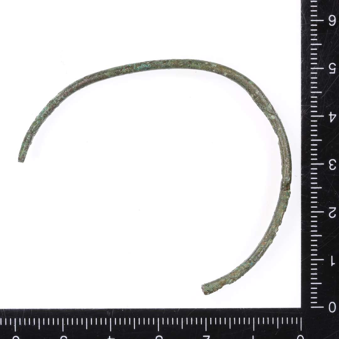 BronzeTråd: 1,5-2mm tyk rund tråd bøjet i form som armring (??), ca. 3/4 af cirklen bevaret.