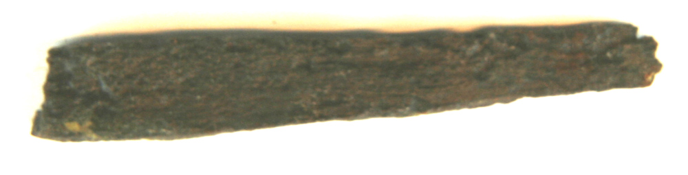 Afflang stump jern af rektangulær tværsnitsform. Stykket er afbrudt i den ene ende og har let tilspidset form i den modsatte ende. Længde: 6,8 cm. Bredde: 1,2 cm. Tykkelse: ca. 0,8 cm.