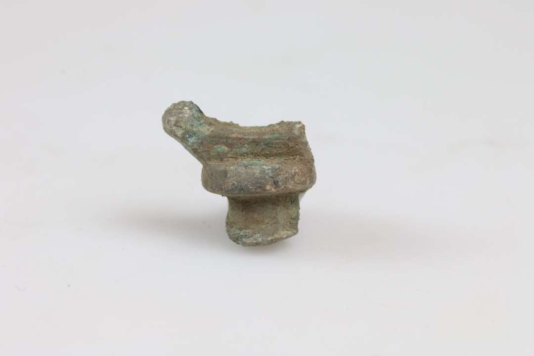 Fragment af lille endedup, pynteknop eller lignende? Mål: 1,8 cm. Ukonserveret