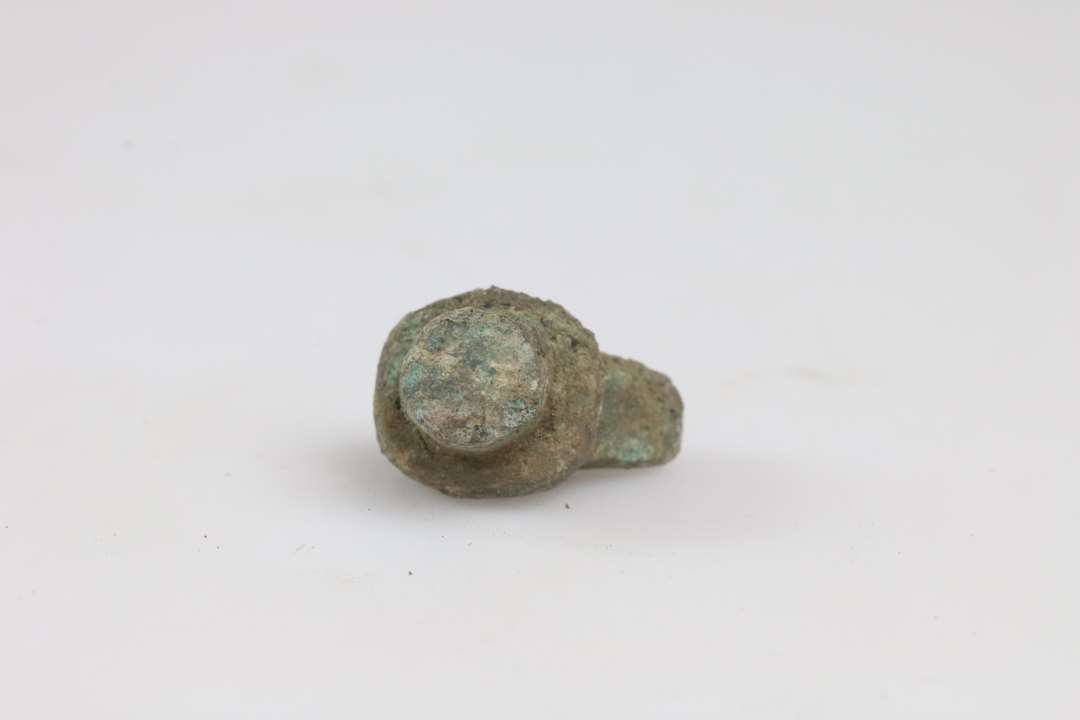 Fragment af lille endedup, pynteknop eller lignende? Mål: 1,8 cm. Ukonserveret