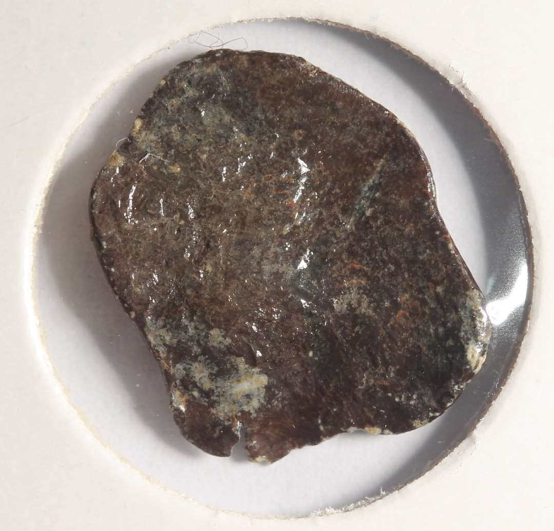 Rx 6: Blik. Kan meget vel være mønt, fx. kobbersterling c. 1420-1440 eller dansk mønt o. 1340 (JCM).
