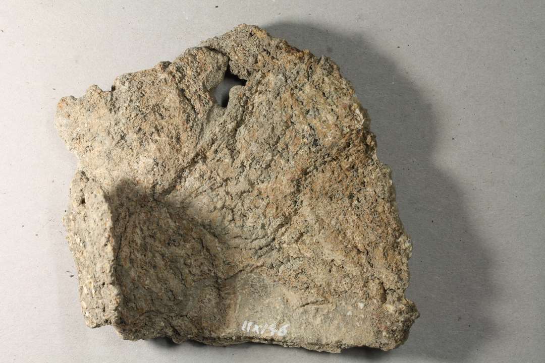 Fragment af tagplade af bly. Mål: 10,5x10,5 cm.