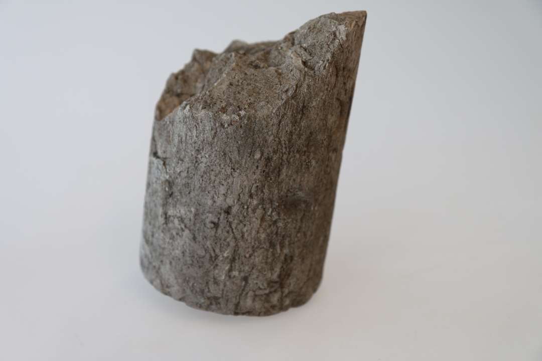 Fragment af kalkstensøjle m  lodret riffelhugning og i den ene ende en 'indsnævring', måske anordning fra en samling med et andet søjleskaft. 10 cm i diam, største længde 17 cm.

Sml, m. søjlerne i domkirkens triforiegalleri