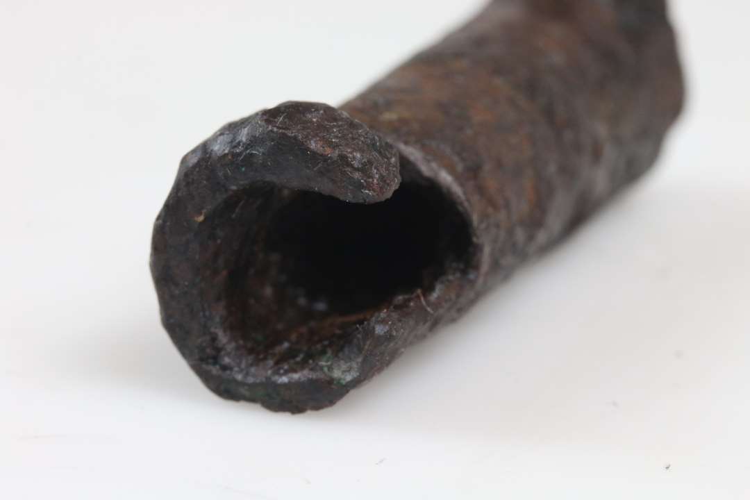 Fragment af lås af jern. Største mål: ca 6,3 cm., Konserveret
