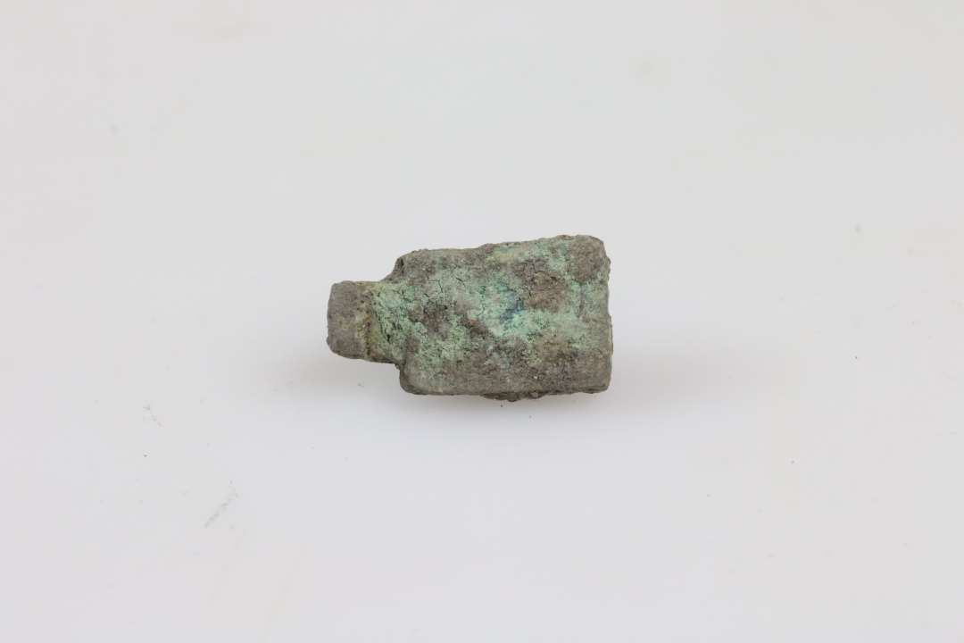 En lille stump af bronzeblik med lille krog. Mål: 1,5 cm. Fra bogbeslag? Ukonserveret

Bolt-Jørgensen 2019: Kroghægte