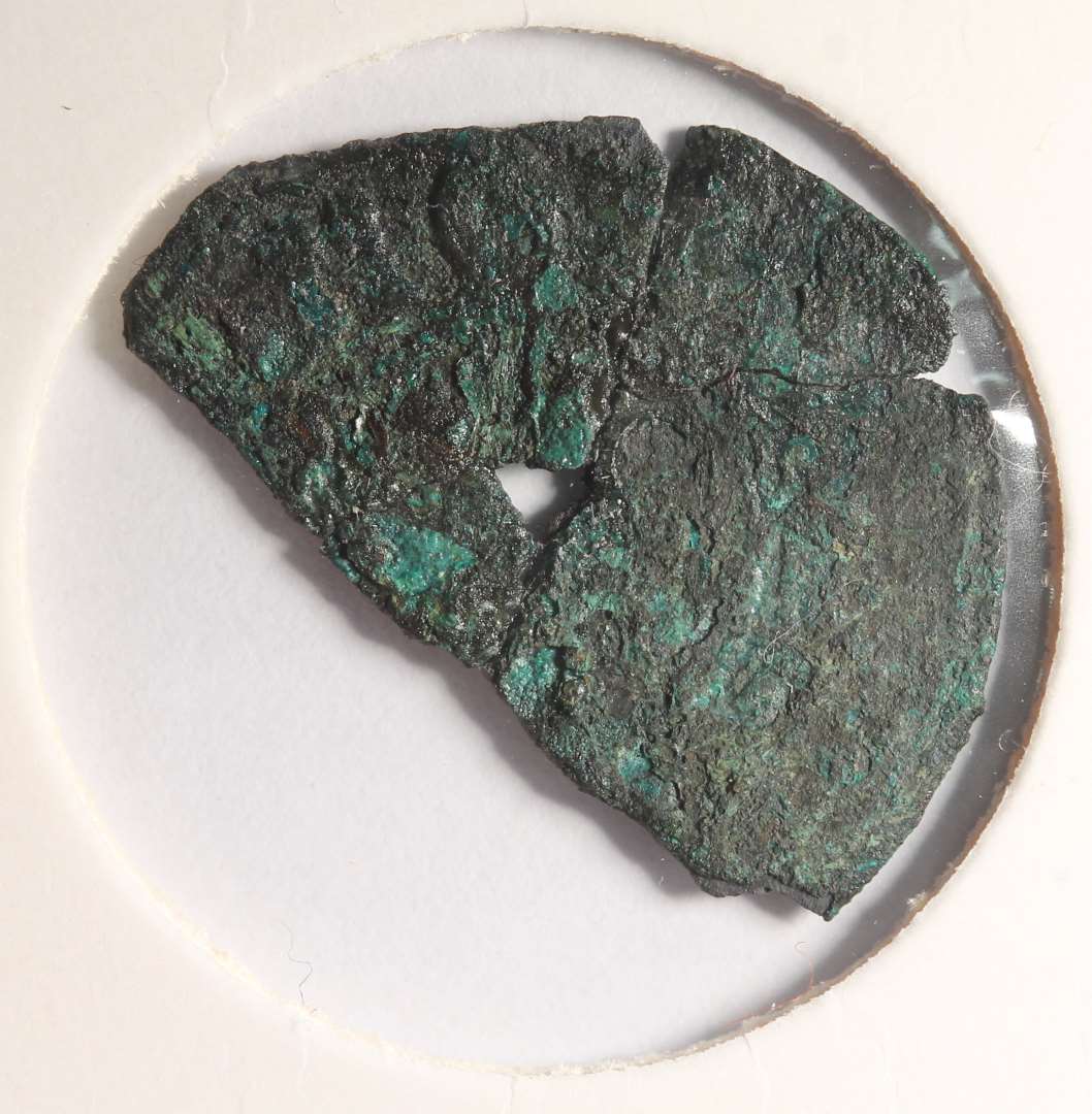 Rx 9: Fragmenter af mønt. Kons. Sandsynligvis Valdemar II, Hbg. 42b, Ribe, 1234-. NOR læseligt, muligvis II (JCM).