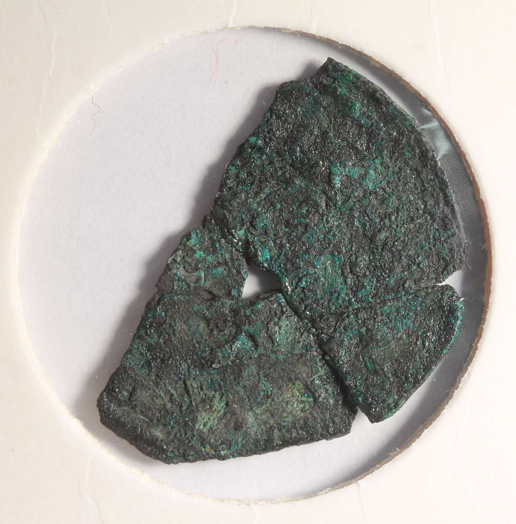 Rx 9: Fragmenter af mønt. Kons. Sandsynligvis Valdemar II, Hbg. 42b, Ribe, 1234-. NOR læseligt, muligvis II (JCM).