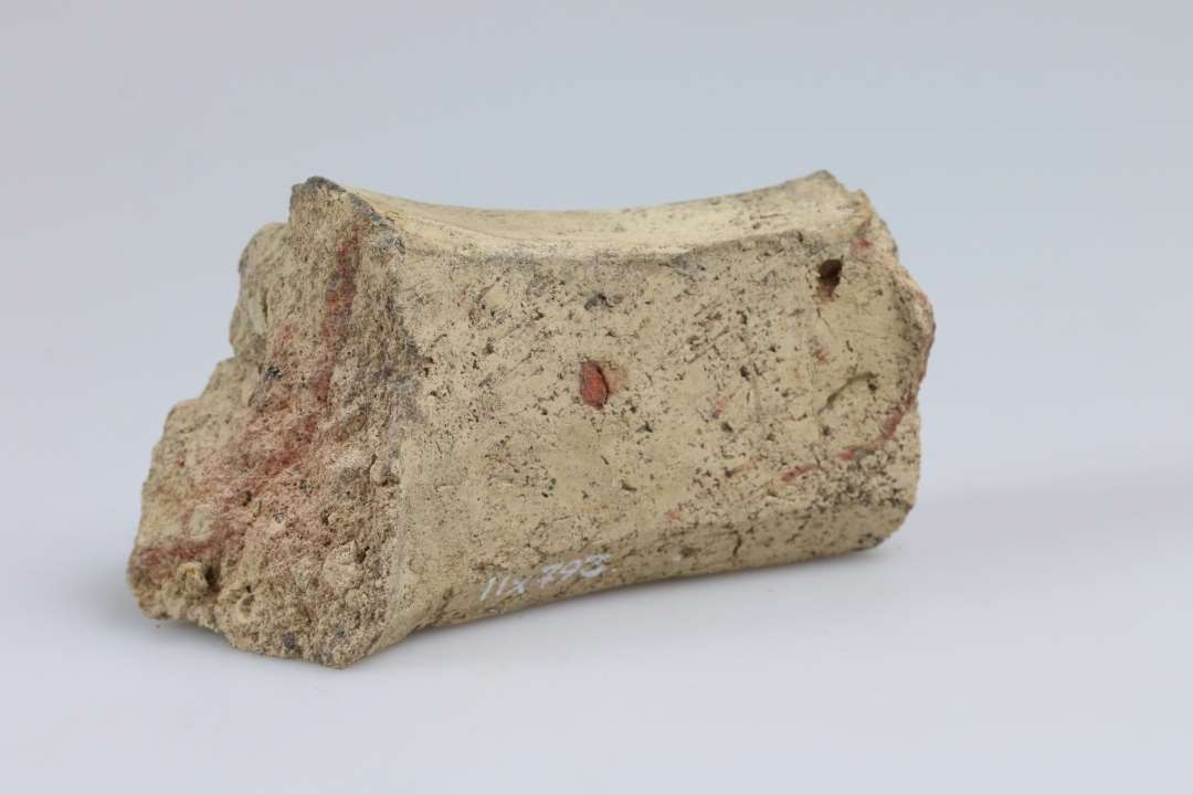 Fragment af lysestage af gulligt teglgods med stempelornamentik Største mål ca. 7 cm.