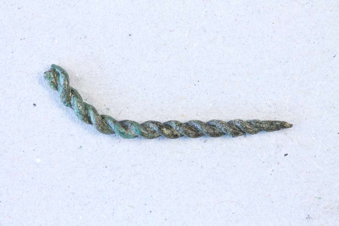 Dobbelt snoet tråd. spids i den ene ende. l. 2,7 cm.