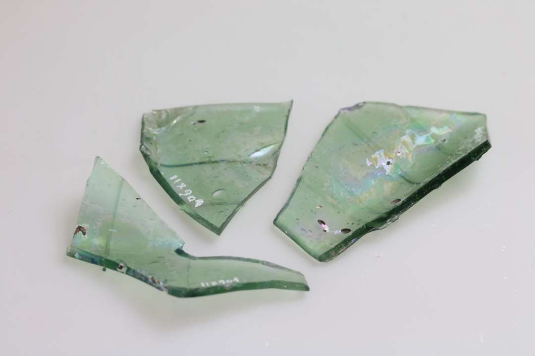 3 større fragmenter af pasglas, troligen fra samme bæger, med glaslister. Ottekantet pasglas.