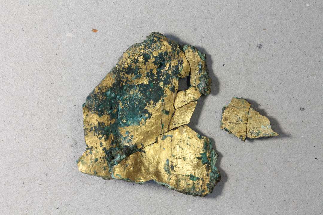 tre fragmenter af bronzeblik m. forgyldning.
