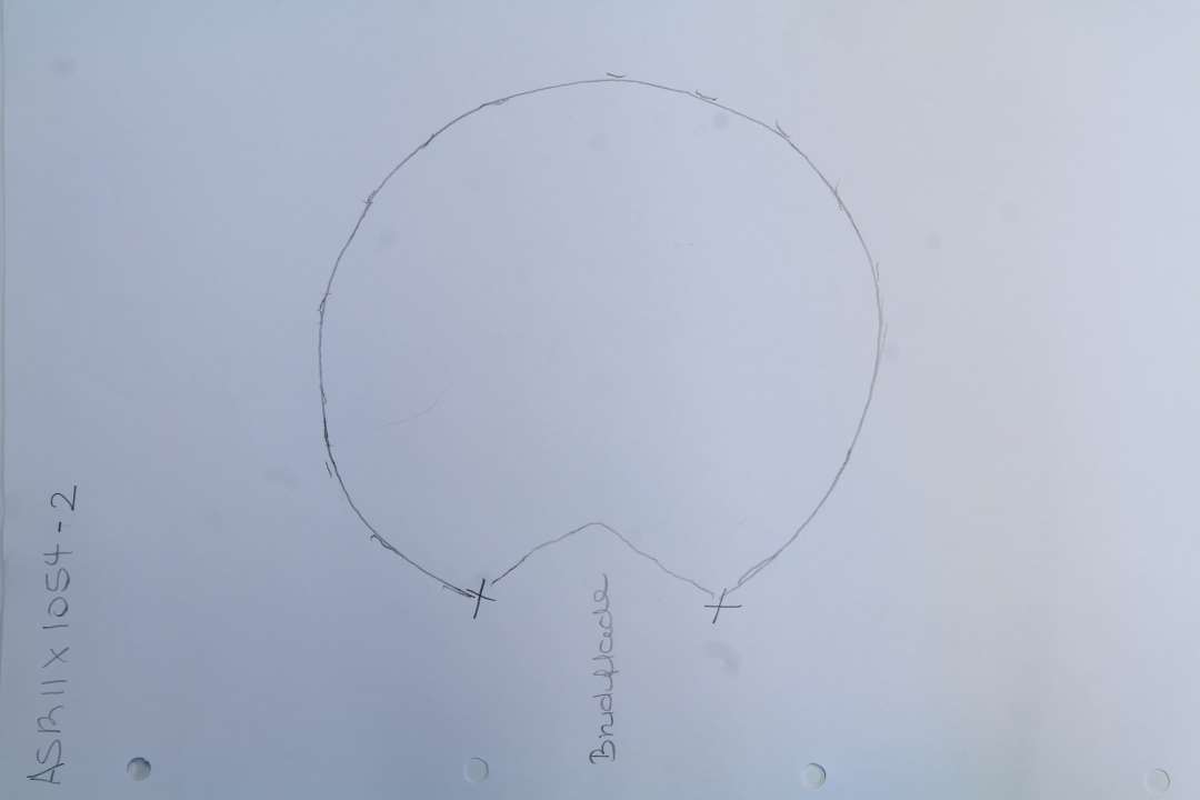 En næsten komplet rund formsten, mål ca. 13 x 8 cm., samt en lille fragment. 