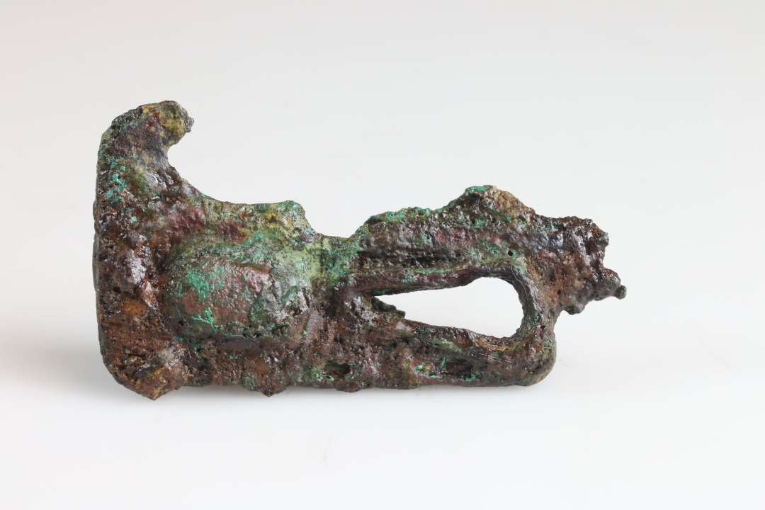 Fragment af lås. Største mål: 8 cm., Med bronzeindhold. Konserveret
