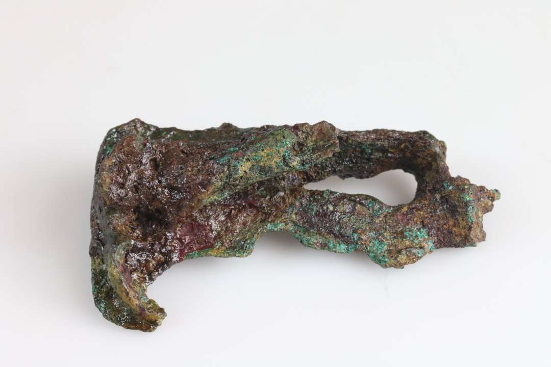 Fragment af lås. Største mål: 8 cm., Med bronzeindhold. Konserveret