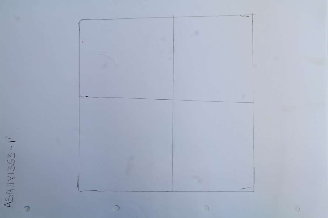 To kvadradtiske fliser med indridset kryds/ornamentik. Mål ca. 16 x 16 x 7. 