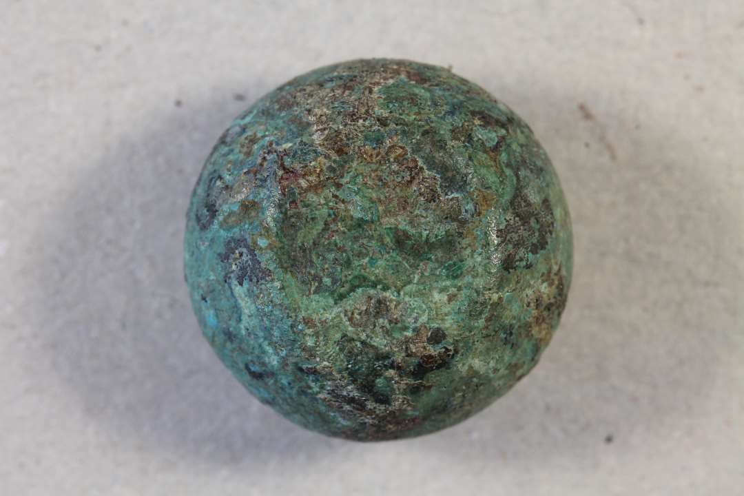 Topolet vægtlod med bronzeforhudning.  Diameter: 2 cm.
