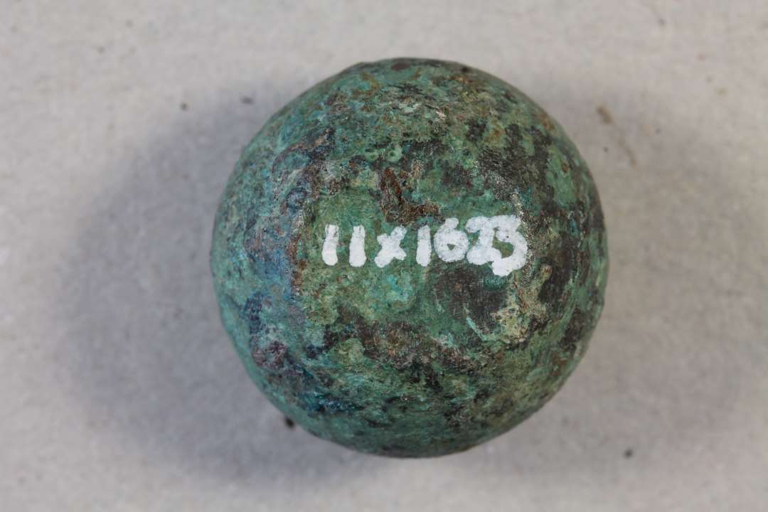 Topolet vægtlod med bronzeforhudning.  Diameter: 2 cm.
