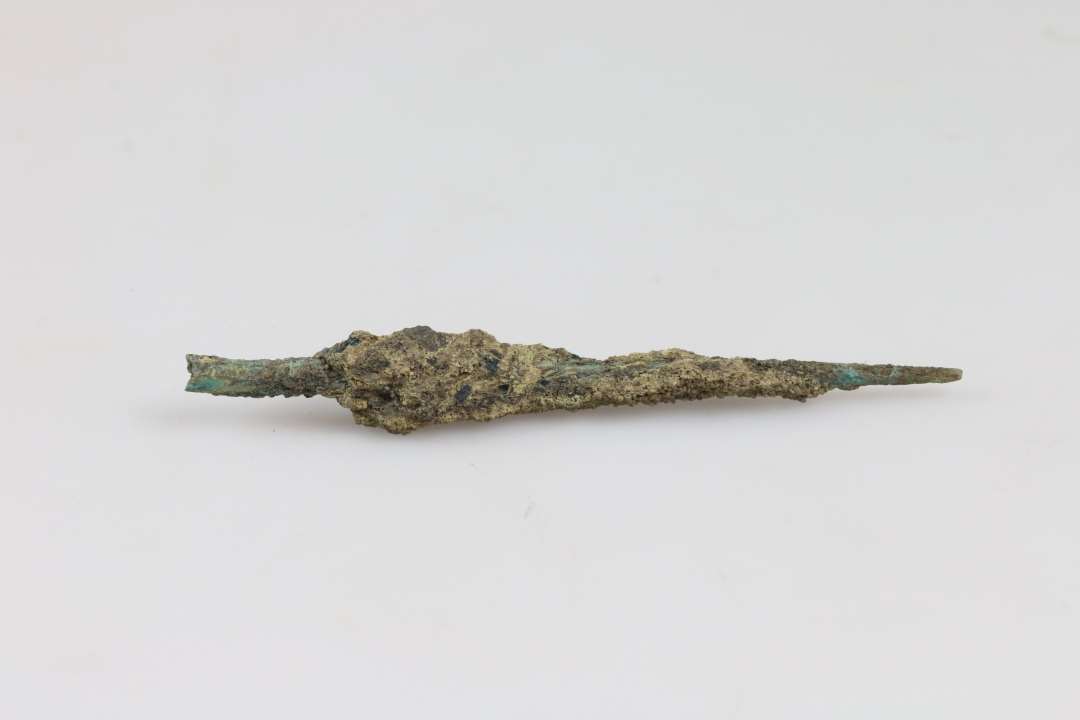 Bronzenål, meget irret, næsten intakt, knækket ved øjet. Længde: 9 cm., Ukonserveret