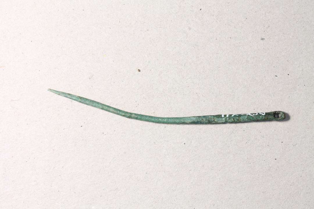 Ret kraftig nål bevaret i fuld længde m. nåleøje, l. ca. 6,2 cm.