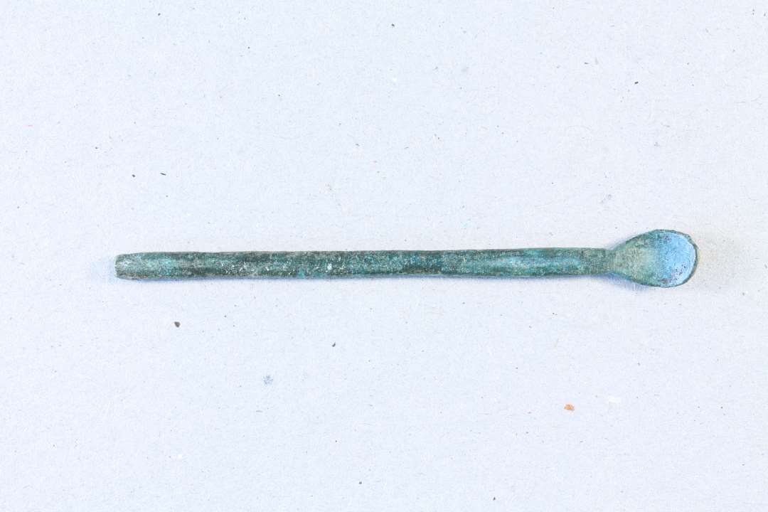 Lille øreske, l. 6,3 cm med vistnok svage spor af forgyldning på laffen.